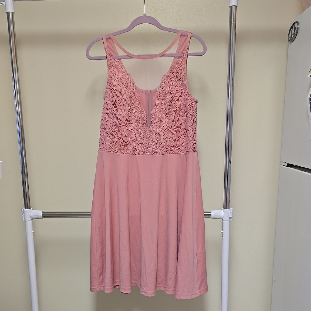 Chic Pink Lace Dress
